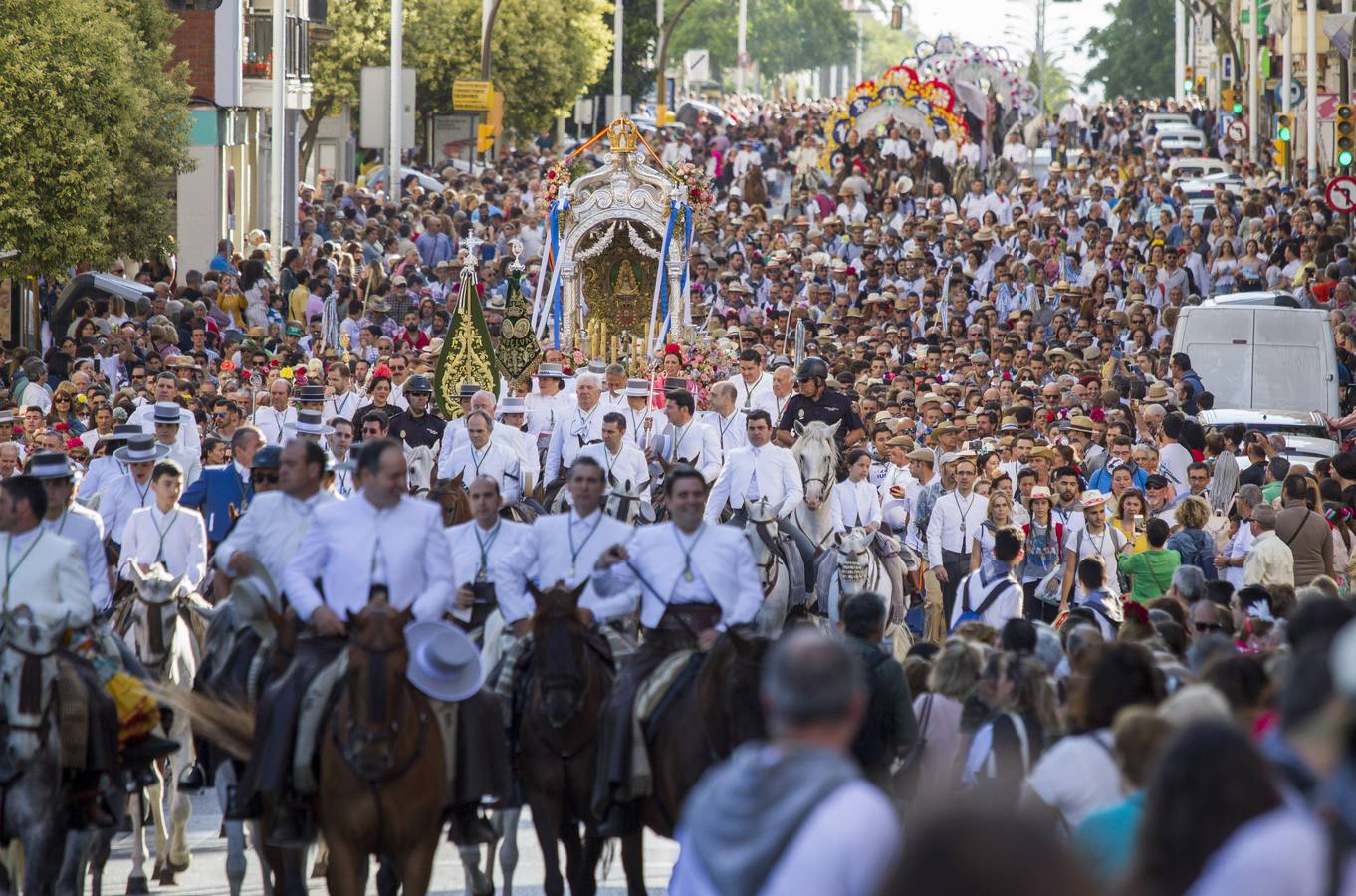 Cientos de personas participan en la romería de Pentecostés 2019, donde los peregrinos surcan los caminos hacia la aldea almonteña de El Rocío (Huelva) para honrar a la Virgen del Rocío.