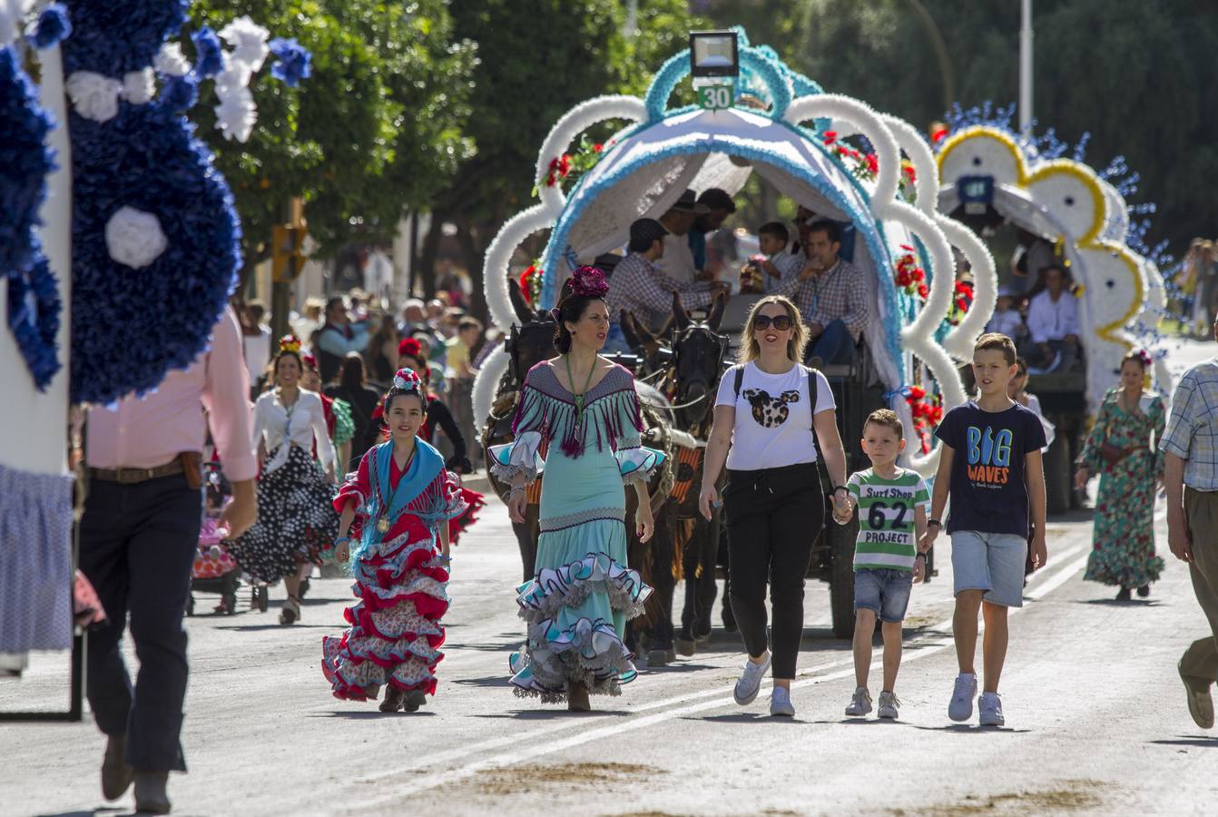 Cientos de personas participan en la romería de Pentecostés 2019, donde los peregrinos surcan los caminos hacia la aldea almonteña de El Rocío (Huelva) para honrar a la Virgen del Rocío.