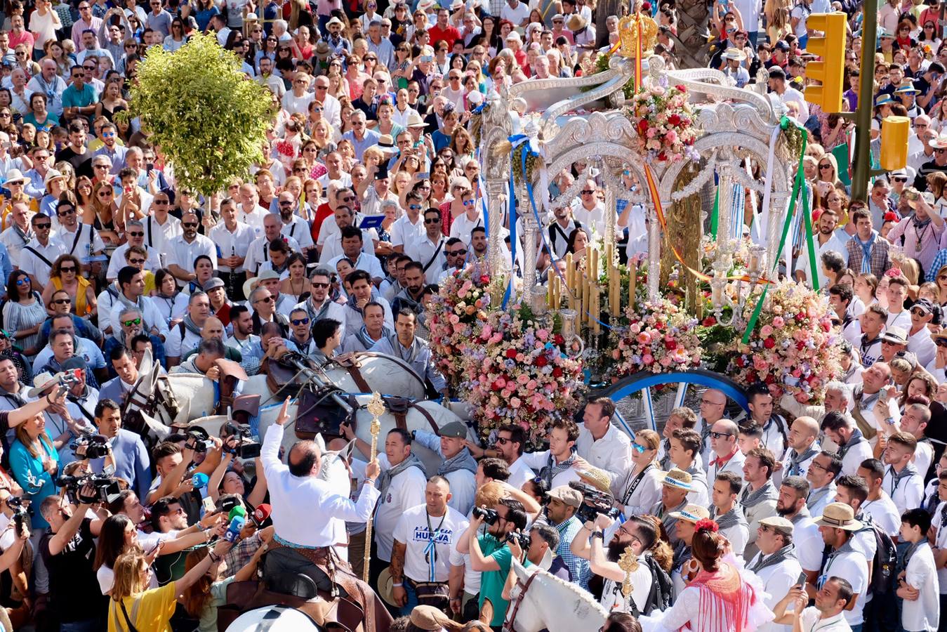 Cientos de personas participan en la romería de Pentecostés 2019, donde los peregrinos surcan los caminos hacia la aldea almonteña de El Rocío (Huelva) para honrar a la Virgen del Rocío.