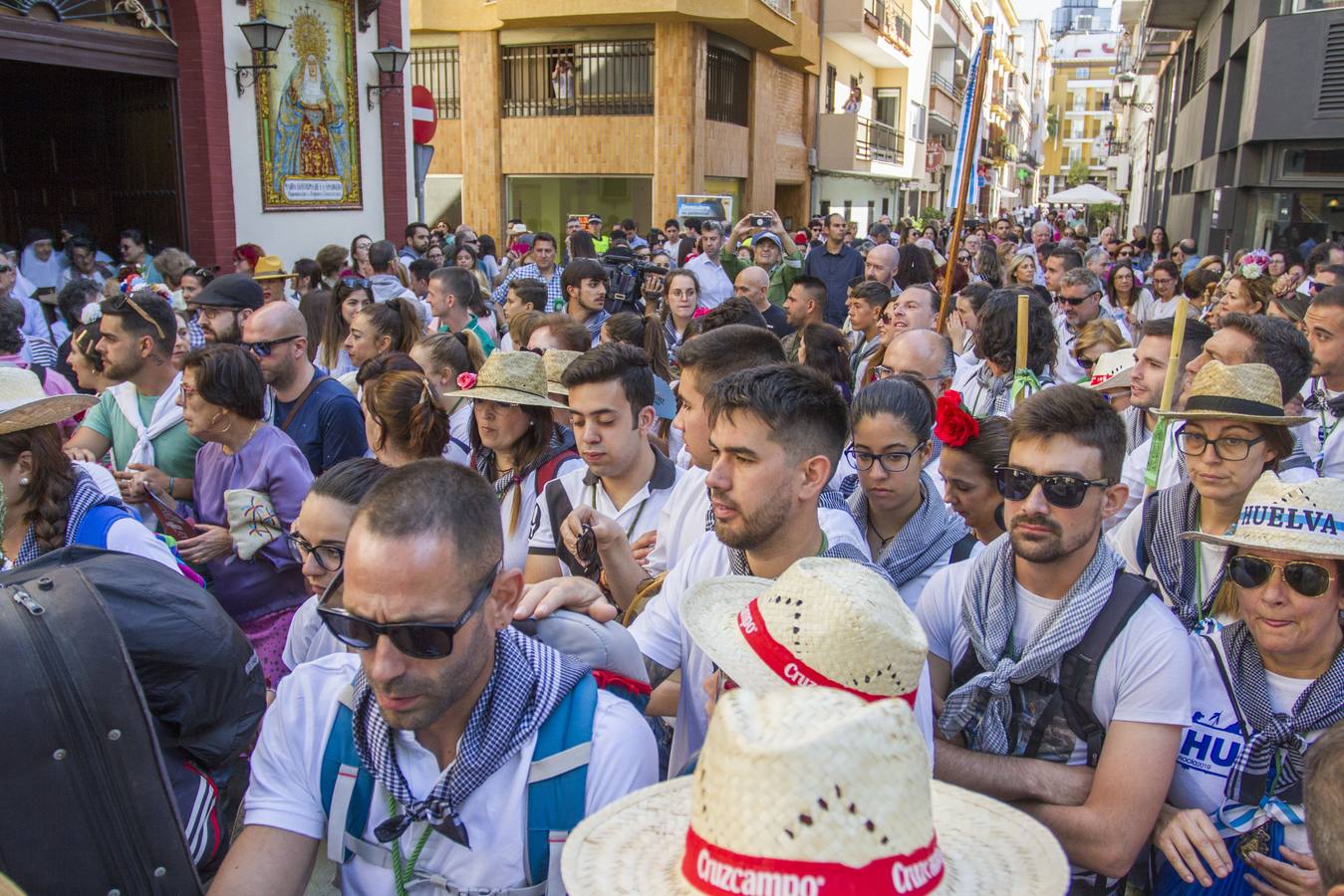 Cientos de personas participan en la romería de Pentecostés 2019, donde los peregrinos surcan los caminos hacia la aldea almonteña de El Rocío (Huelva) para honrar a la Virgen del Rocío.