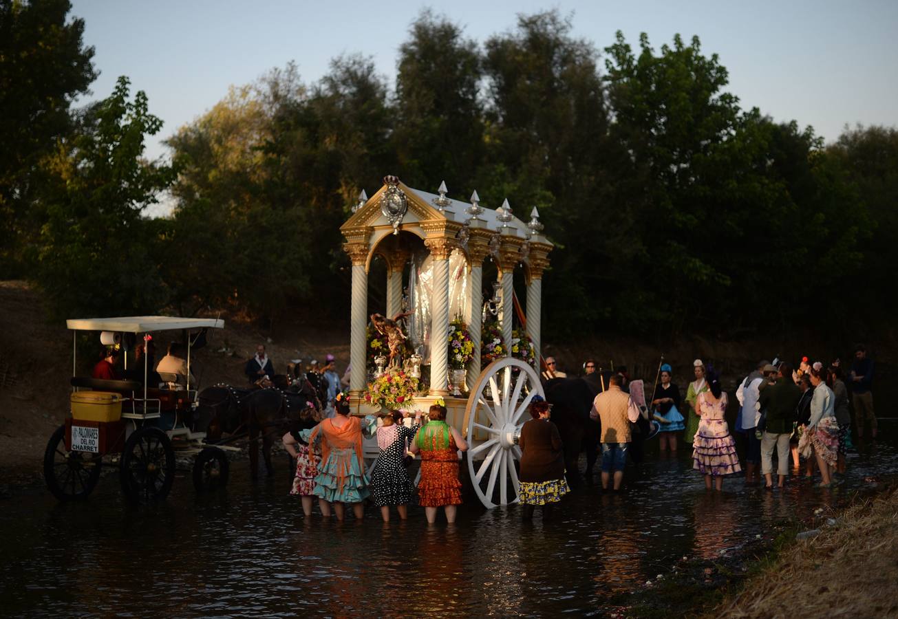 Cientos de personas participan en la romería de Pentecostés 2019, donde los peregrinos surcan los caminos hacia la aldea almonteña de El Rocío (Huelva) para honrar a la Virgen del Rocío.