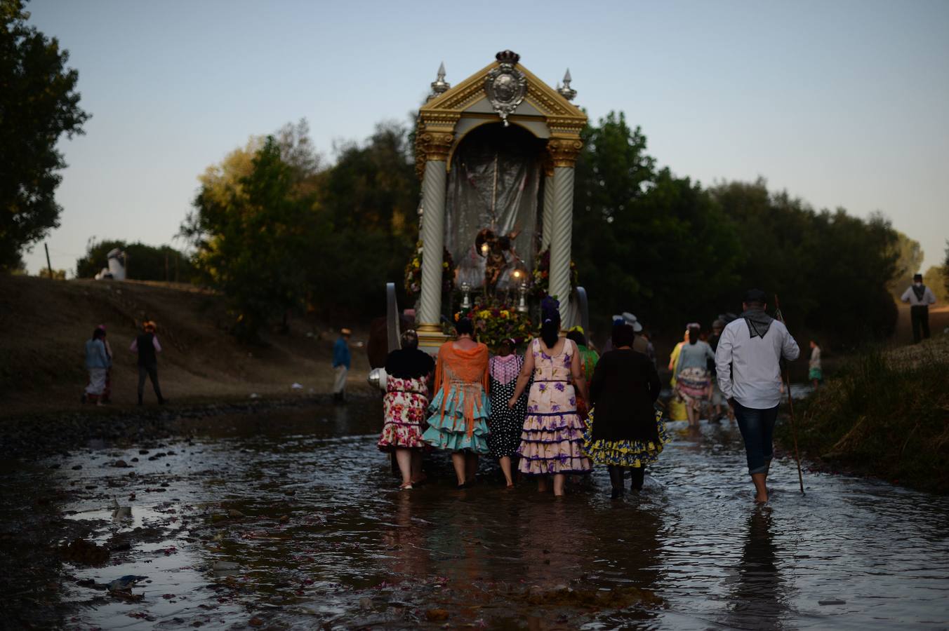 Cientos de personas participan en la romería de Pentecostés 2019, donde los peregrinos surcan los caminos hacia la aldea almonteña de El Rocío (Huelva) para honrar a la Virgen del Rocío.