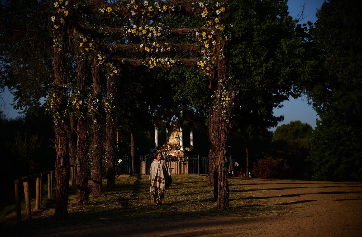 Cientos de personas participan en la romería de Pentecostés 2019, donde los peregrinos surcan los caminos hacia la aldea almonteña de El Rocío (Huelva) para honrar a la Virgen del Rocío.
