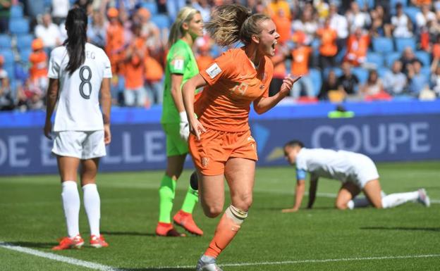 Jill Roord celebra el tanto de la victoria ante Nueva Zlenada.