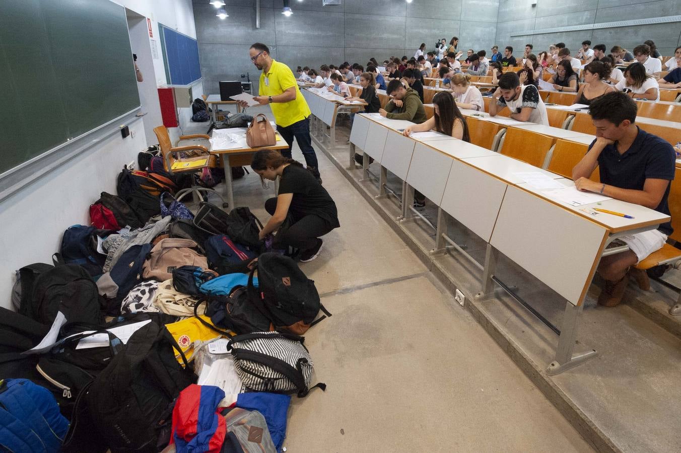 Entre atascos, nervios y enésimos repasos de última hora, los alumnos cartageneros comenzaron los exámenes de acceso a la universidad.