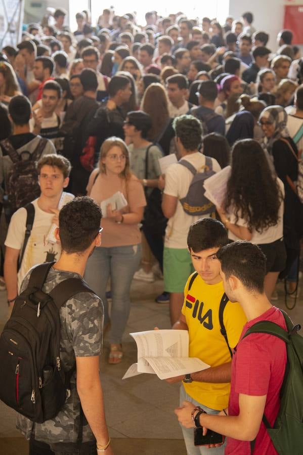 Entre atascos, nervios y enésimos repasos de última hora, los alumnos cartageneros comenzaron los exámenes de acceso a la universidad.