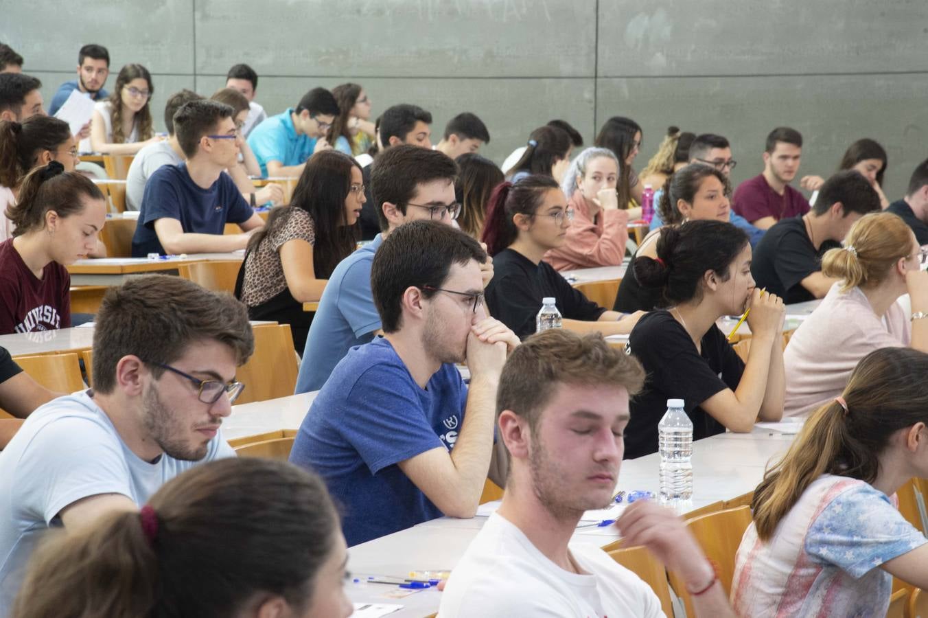 Entre atascos, nervios y enésimos repasos de última hora, los alumnos cartageneros comenzaron los exámenes de acceso a la universidad.