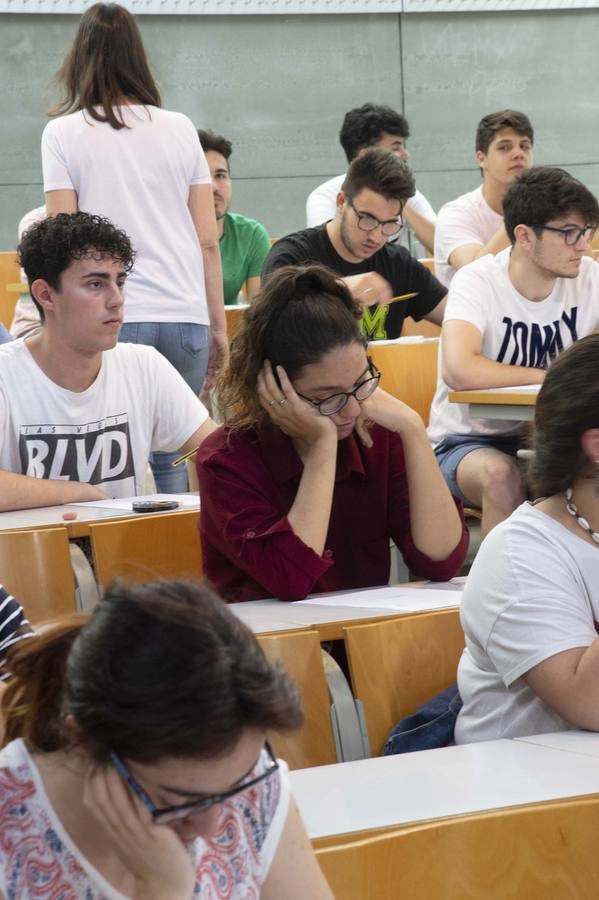 Entre atascos, nervios y enésimos repasos de última hora, los alumnos cartageneros comenzaron los exámenes de acceso a la universidad.