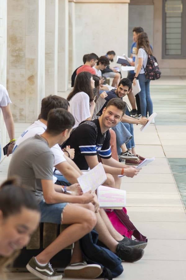 Entre atascos, nervios y enésimos repasos de última hora, los alumnos cartageneros comenzaron los exámenes de acceso a la universidad.