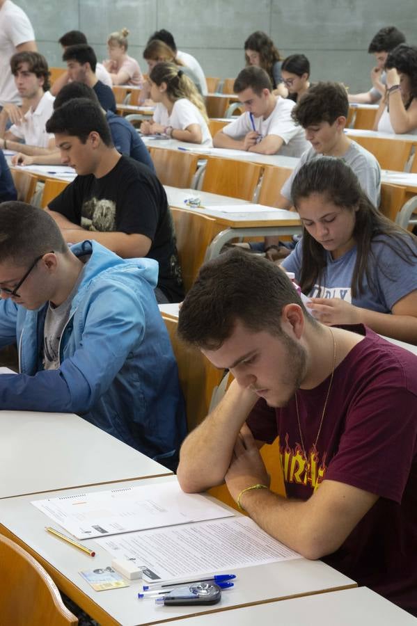 Entre atascos, nervios y enésimos repasos de última hora, los alumnos cartageneros comenzaron los exámenes de acceso a la universidad.