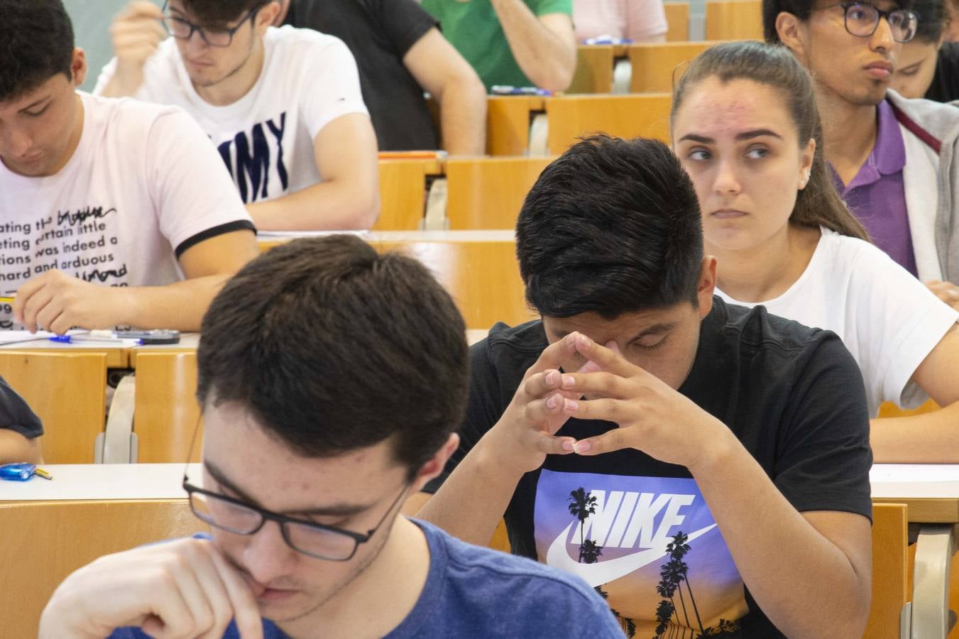 Entre atascos, nervios y enésimos repasos de última hora, los alumnos cartageneros comenzaron los exámenes de acceso a la universidad.