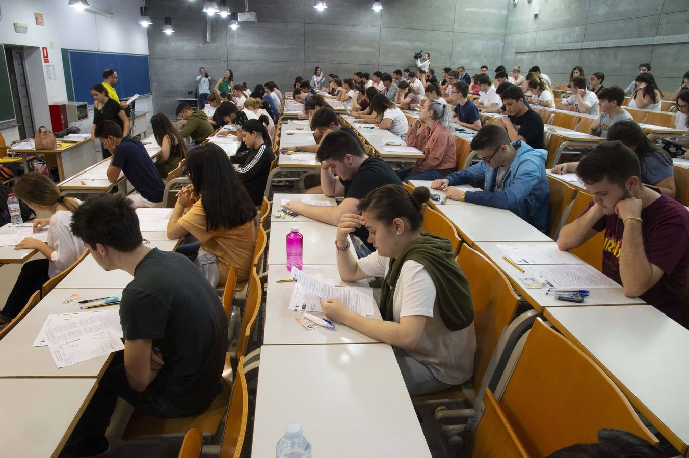 Entre atascos, nervios y enésimos repasos de última hora, los alumnos cartageneros comenzaron los exámenes de acceso a la universidad.