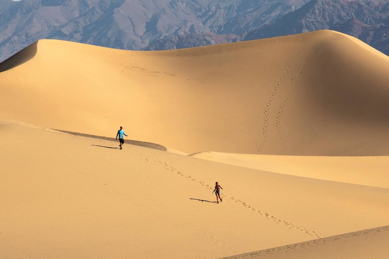 Una turista camina por las dunas de Mesquite, en el Valle de la Muerte, cercano a Furnace Creek, en California, Estados Unidos. El Valle de la Muerte atrajo a más de 1,65 millones de visitantes en 2018.