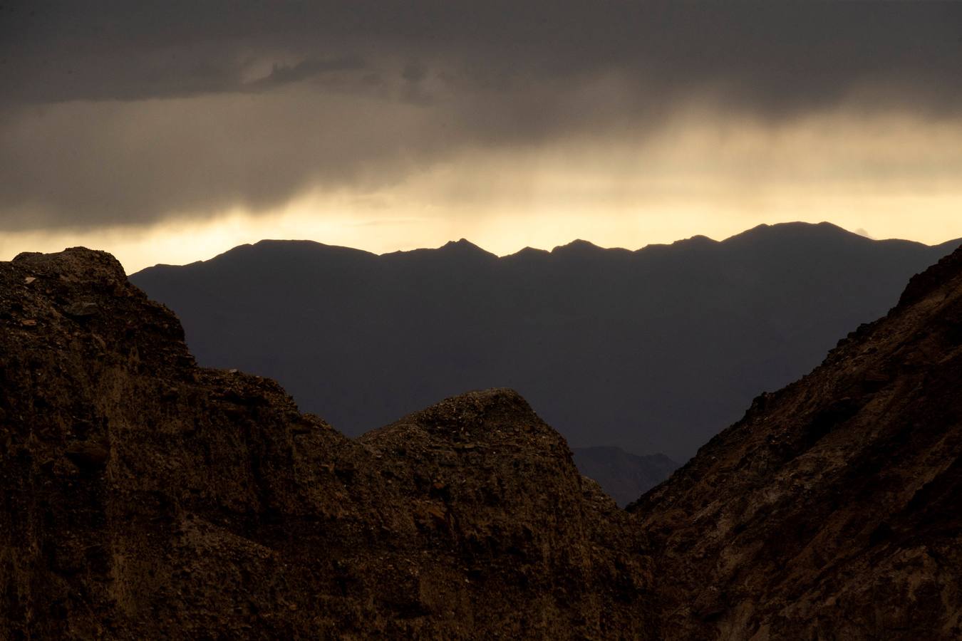 Una turista camina por las dunas de Mesquite, en el Valle de la Muerte, cercano a Furnace Creek, en California, Estados Unidos. El Valle de la Muerte atrajo a más de 1,65 millones de visitantes en 2018.