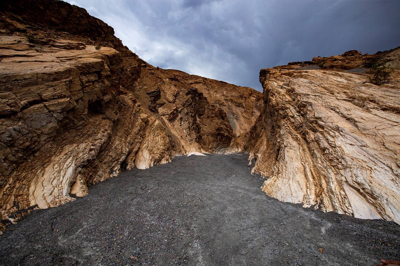 Una turista camina por las dunas de Mesquite, en el Valle de la Muerte, cercano a Furnace Creek, en California, Estados Unidos. El Valle de la Muerte atrajo a más de 1,65 millones de visitantes en 2018.