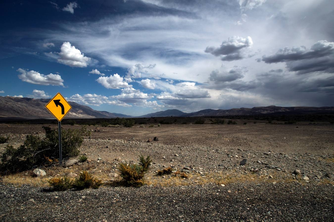 Una turista camina por las dunas de Mesquite, en el Valle de la Muerte, cercano a Furnace Creek, en California, Estados Unidos. El Valle de la Muerte atrajo a más de 1,65 millones de visitantes en 2018.