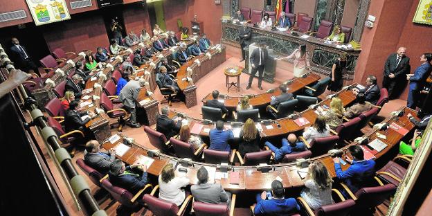 Hemiciclo de la Asamblea Regional, con todos los nuevos diputados en sus escaños, durante un momento de la votación para elegir presidente. 