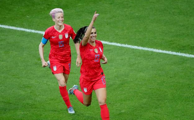 Alex Morgan celebra uno de sus cinco goles. 