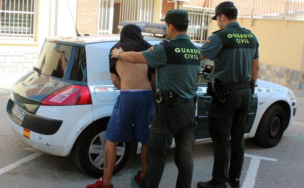 Dos agentes de la Guardia Civil arrestan a un presunto ladrón.