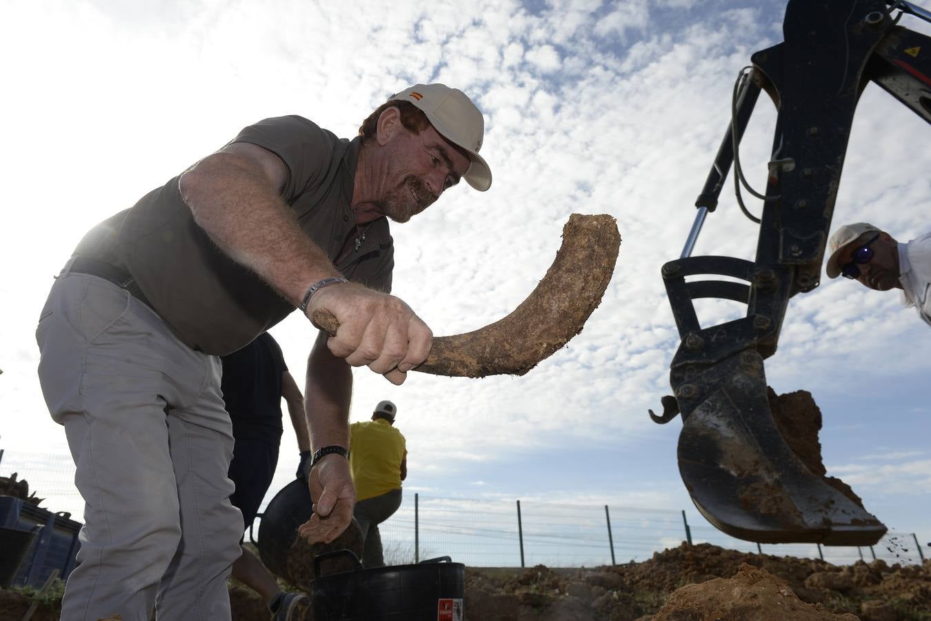 El compuesto, rico en microorganismos, se mezcla con agua y se reparte sobre el suelo 