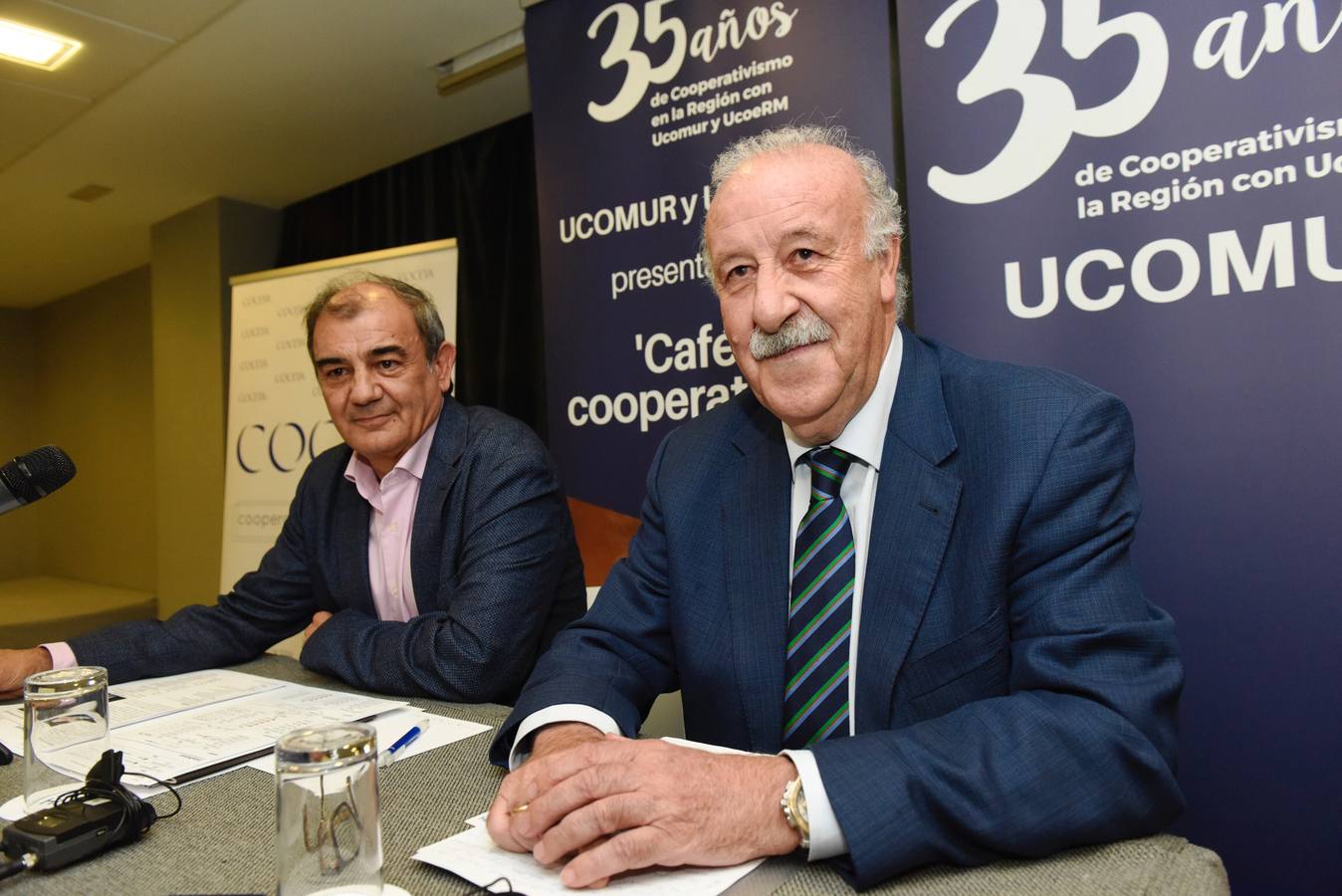 El ex seleccionador nacional de fútbol presidió una nueva edición del evento 'Cafés Cooperativos', que organizan las asociaciones de cooperativas Ucomur y Ucoerm.