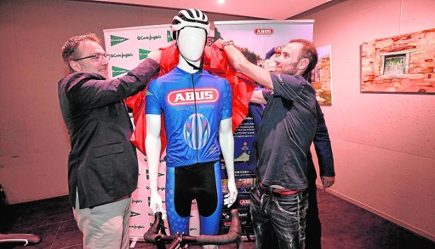 Ricard Alonso, director general de ABUS Ibérica, a la izquierda, y Alejandro Valverde descubren el maillot de la marcha ciclodeportiva. 