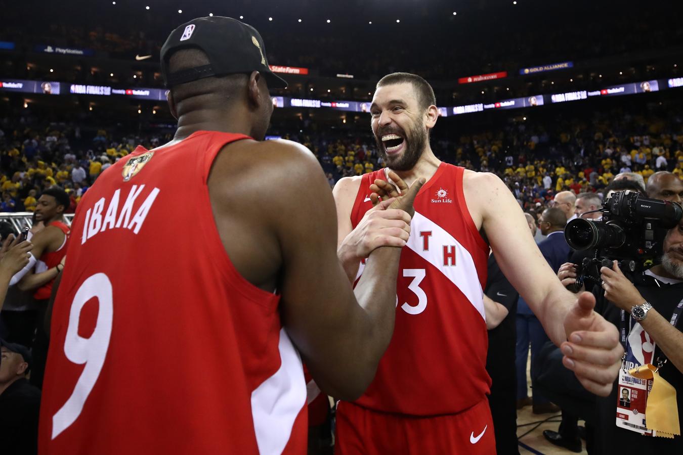 Serge Ibaka y Marc Gasol celebran la victoria de los Raptors.