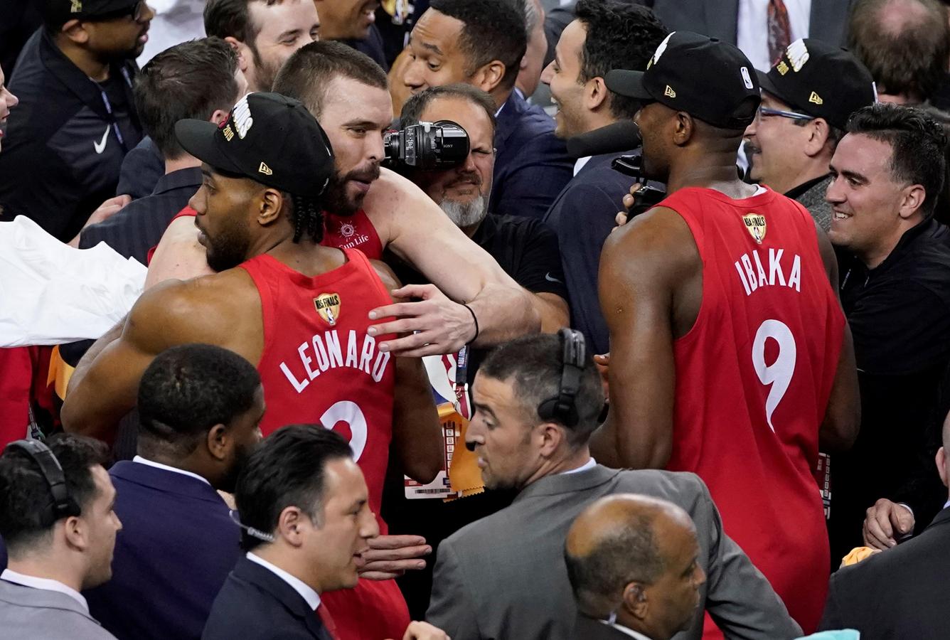 Marc Gasol, Kawhi Leonard y Serge Ibaka celebran el triunfo.