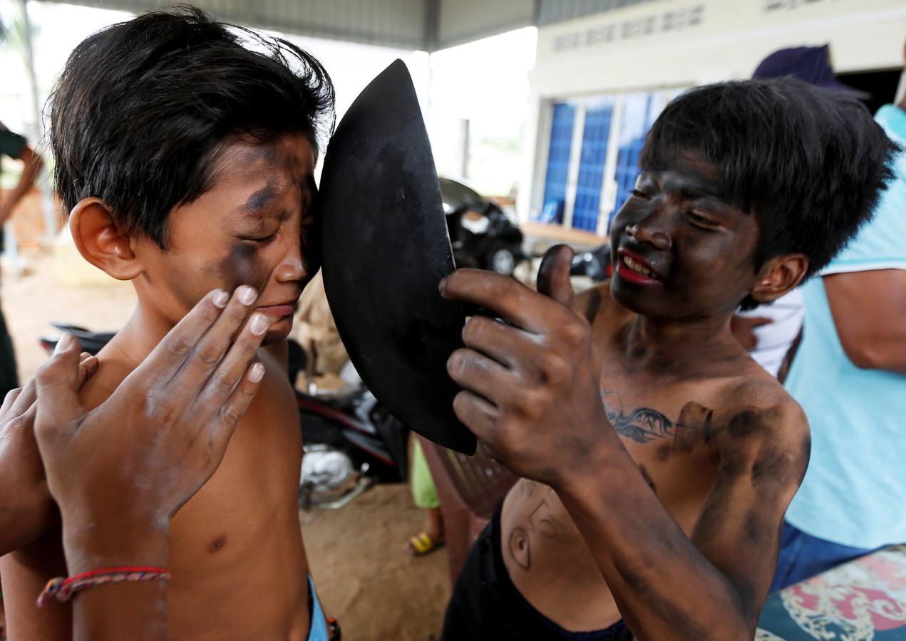 Varias personas participan en la ceremonia que honra la memoria de los espíritus del hogar de la aldea Pring Ka-Ek, este viernes en Nom Pen (Camboya). Los residentes buscan prevenir enfermedades y potenciar las cosechas a través de estos rituales milenarios.