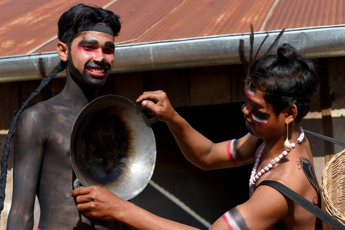 Varias personas participan en la ceremonia que honra la memoria de los espíritus del hogar de la aldea Pring Ka-Ek, este viernes en Nom Pen (Camboya). Los residentes buscan prevenir enfermedades y potenciar las cosechas a través de estos rituales milenarios.
