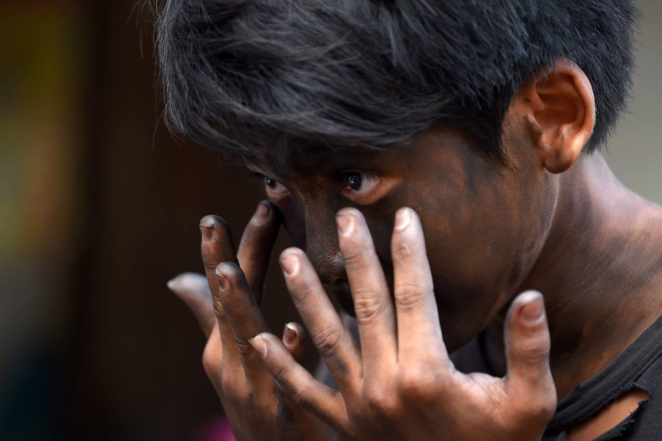 Varias personas participan en la ceremonia que honra la memoria de los espíritus del hogar de la aldea Pring Ka-Ek, este viernes en Nom Pen (Camboya). Los residentes buscan prevenir enfermedades y potenciar las cosechas a través de estos rituales milenarios.