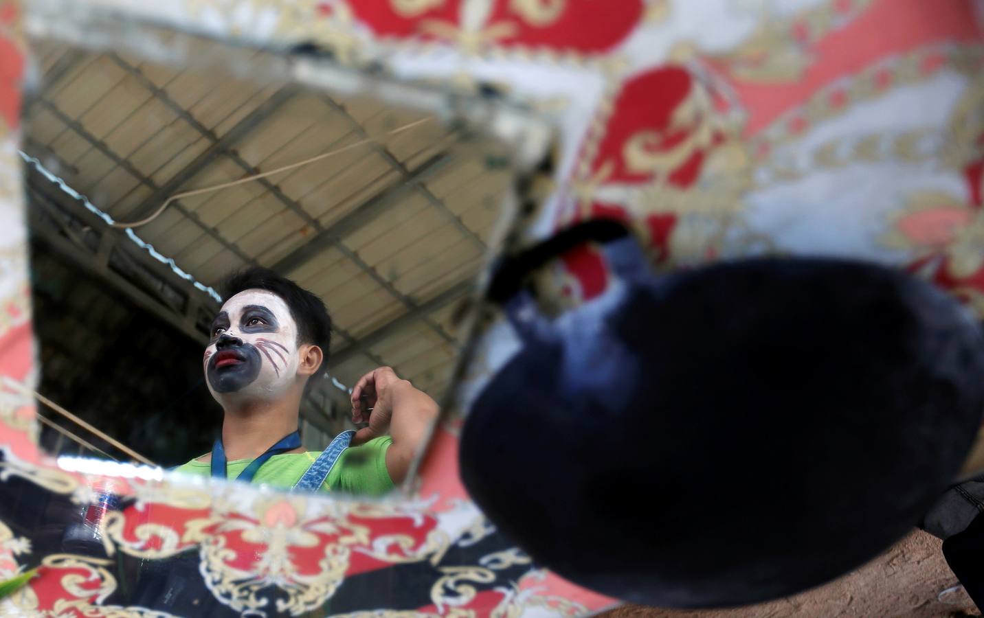 Varias personas participan en la ceremonia que honra la memoria de los espíritus del hogar de la aldea Pring Ka-Ek, este viernes en Nom Pen (Camboya). Los residentes buscan prevenir enfermedades y potenciar las cosechas a través de estos rituales milenarios.