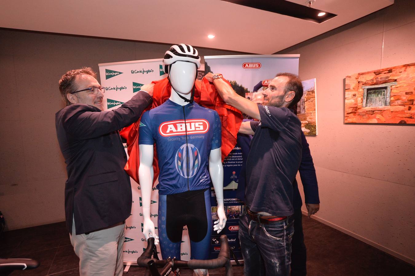 Una nueva prueba para los amantes del ciclismo se ha instaurado en Murcia. Fue presentada en El Corte Inglés y contó con la presencia de un invitado de excepción: el campeón mundial Alejandro Valverde.