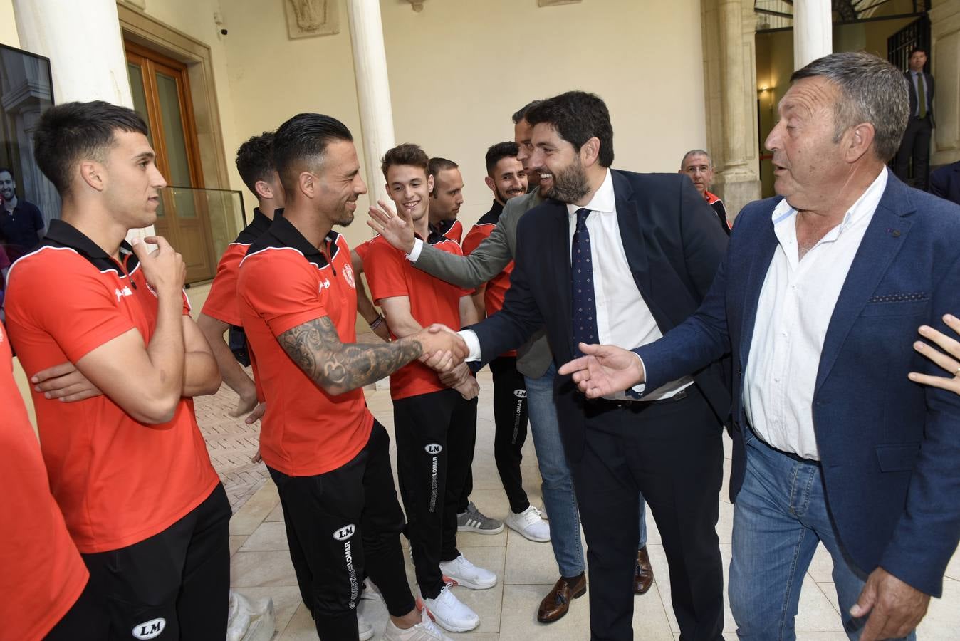 Jugadores, técnicos y directivos del Yeclano, campeón del grupo XIII de Tercera División y nuevo equipo de Segunda B, fueron recibidos por el presidente López Miras en el palacio de San Esteban.