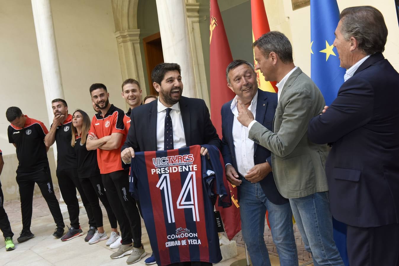 Jugadores, técnicos y directivos del Yeclano, campeón del grupo XIII de Tercera División y nuevo equipo de Segunda B, fueron recibidos por el presidente López Miras en el palacio de San Esteban.