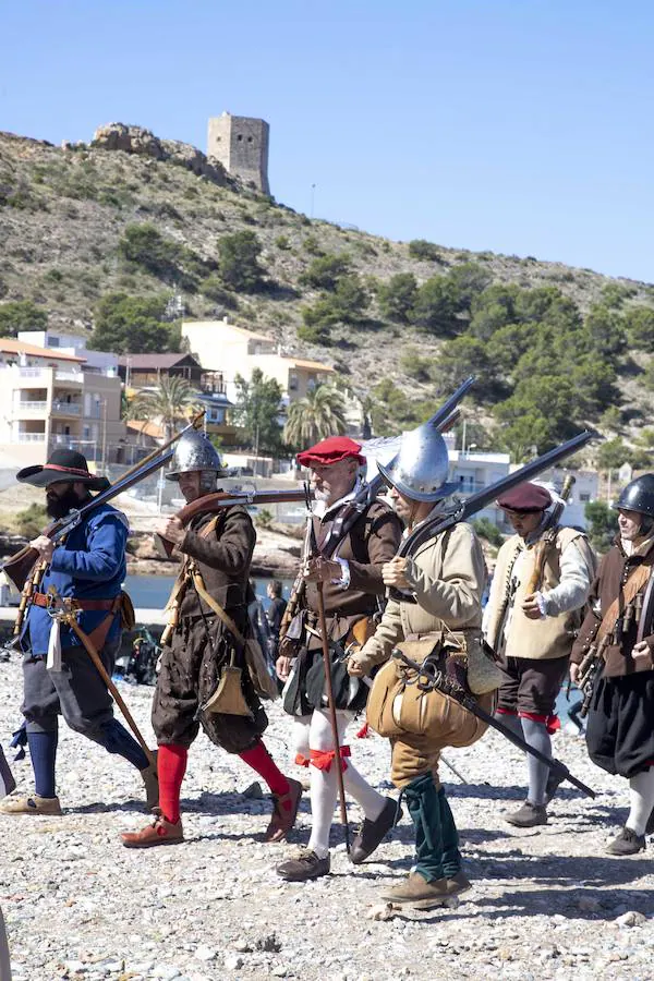 La recreación del Socorro de La Azohía en 1595, cuando los piratas argelinos invadieron la zona, reúne a más de doscientas personas