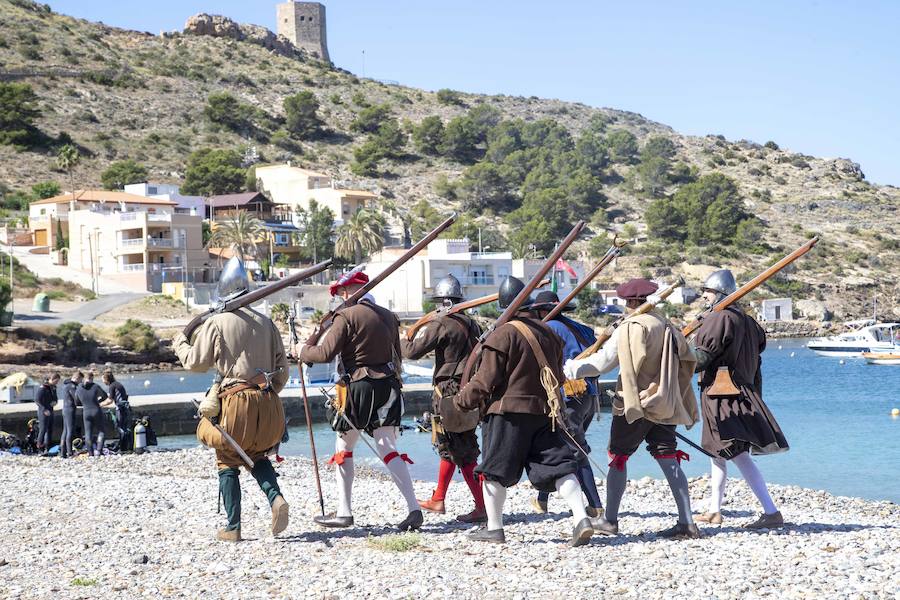 La recreación del Socorro de La Azohía en 1595, cuando los piratas argelinos invadieron la zona, reúne a más de doscientas personas