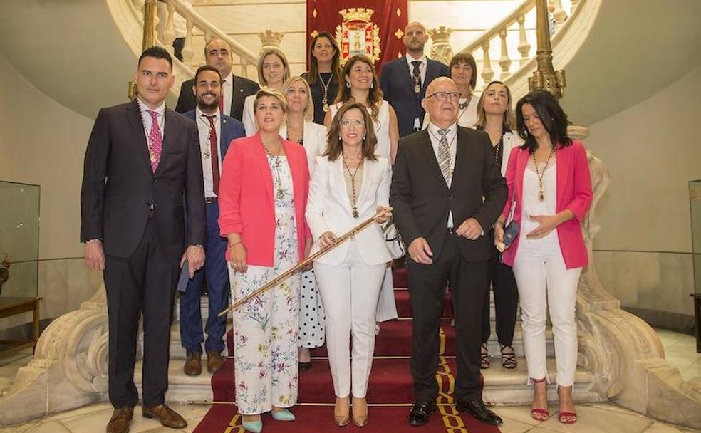 Arroyo, Castejón y Padín, en primer plano, junto al resto de concejales de sus respectivas formaciones.