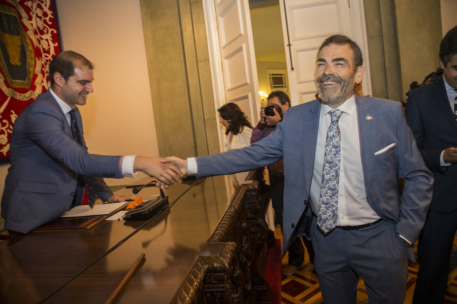 Un pacto de última hora de PSOE y PP, que incluye a Ciudadanos y que rechaza Diego Conesa, deja a MC sin el poder y da la alcaldía los dos primeros años a la socialista y los dos últimos a la popular