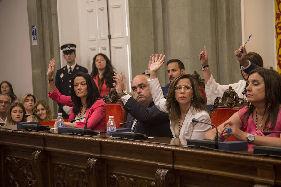 Un pacto de última hora de PSOE y PP, que incluye a Ciudadanos y que rechaza Diego Conesa, deja a MC sin el poder y da la alcaldía los dos primeros años a la socialista y los dos últimos a la popular