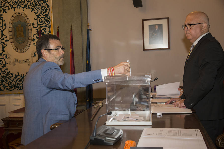 Un pacto de última hora de PSOE y PP, que incluye a Ciudadanos y que rechaza Diego Conesa, deja a MC sin el poder y da la alcaldía los dos primeros años a la socialista y los dos últimos a la popular