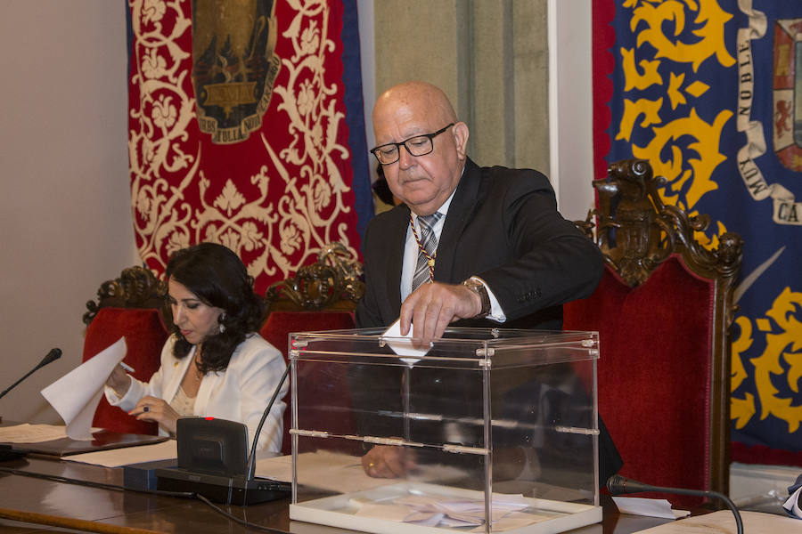 Un pacto de última hora de PSOE y PP, que incluye a Ciudadanos y que rechaza Diego Conesa, deja a MC sin el poder y da la alcaldía los dos primeros años a la socialista y los dos últimos a la popular