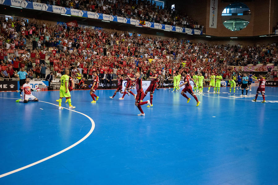 Los de Giustozzi remontaron una desventaja de dos goles para ganar en la tanda tras empatar a 3; serán campeones si ganan el lunes en el Palacio