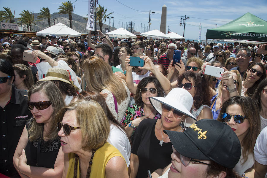 Cientos de personas se aglutinaron en la explanada del puerto para conocer a una de las estrellas de Masterchef y disfrutar de la gastronomía local