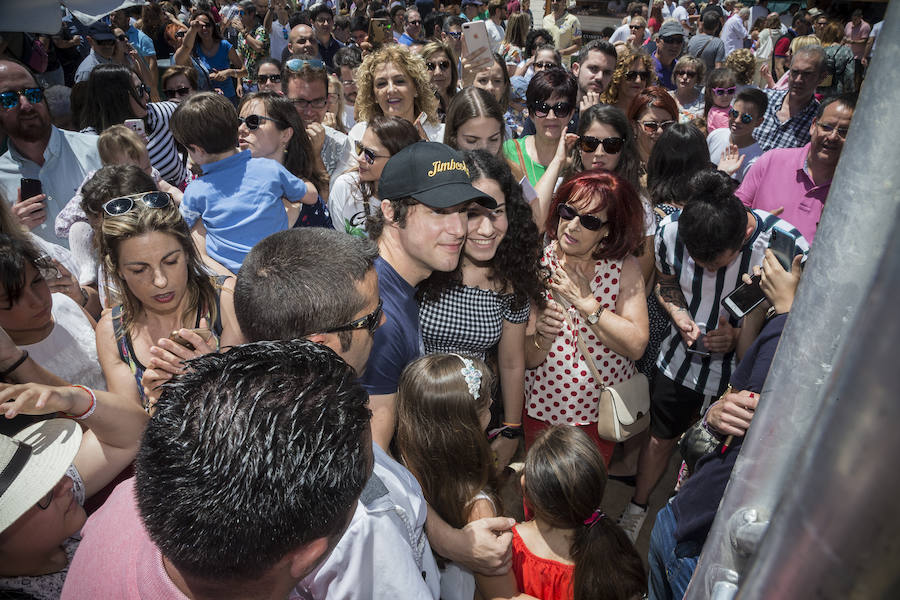 Cientos de personas se aglutinaron en la explanada del puerto para conocer a una de las estrellas de Masterchef y disfrutar de la gastronomía local