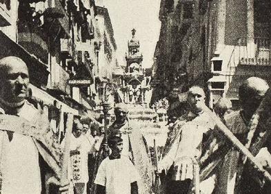 Imagen secundaria 1 - 1- Otra instantánea de la procesión del año 1927. 2- El gobernador civil anunció en la prensa los días festivos para el año 1927.