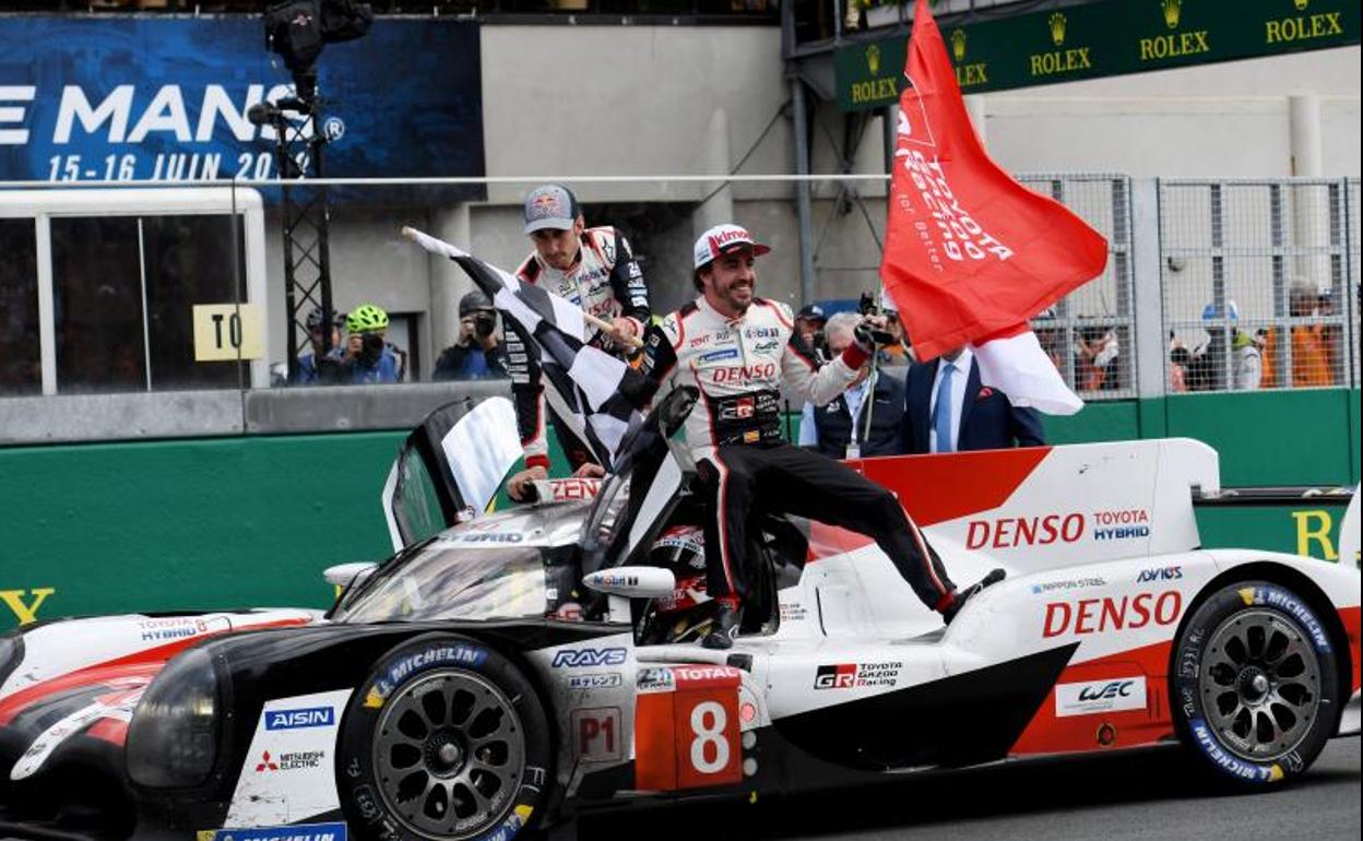 Fernando Alonso y Sebastian Buemi, subidos al Toyota número 8.