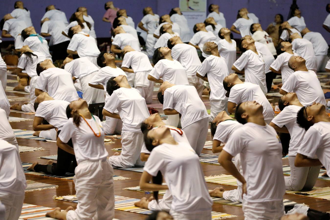 Un gran número de personas participa en la 6ª edición del Día del Yoga Los entusiastas del yoga de todo del mundo celebran este día practicando ejercicios y sesiones de respiración al aire libre para descubrir sus beneficios.