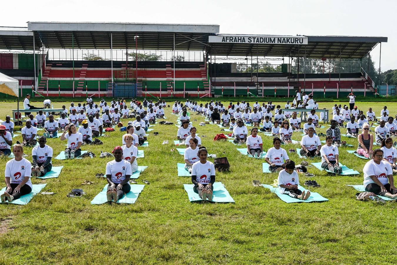 Un gran número de personas participa en la 6ª edición del Día del Yoga Los entusiastas del yoga de todo del mundo celebran este día practicando ejercicios y sesiones de respiración al aire libre para descubrir sus beneficios.