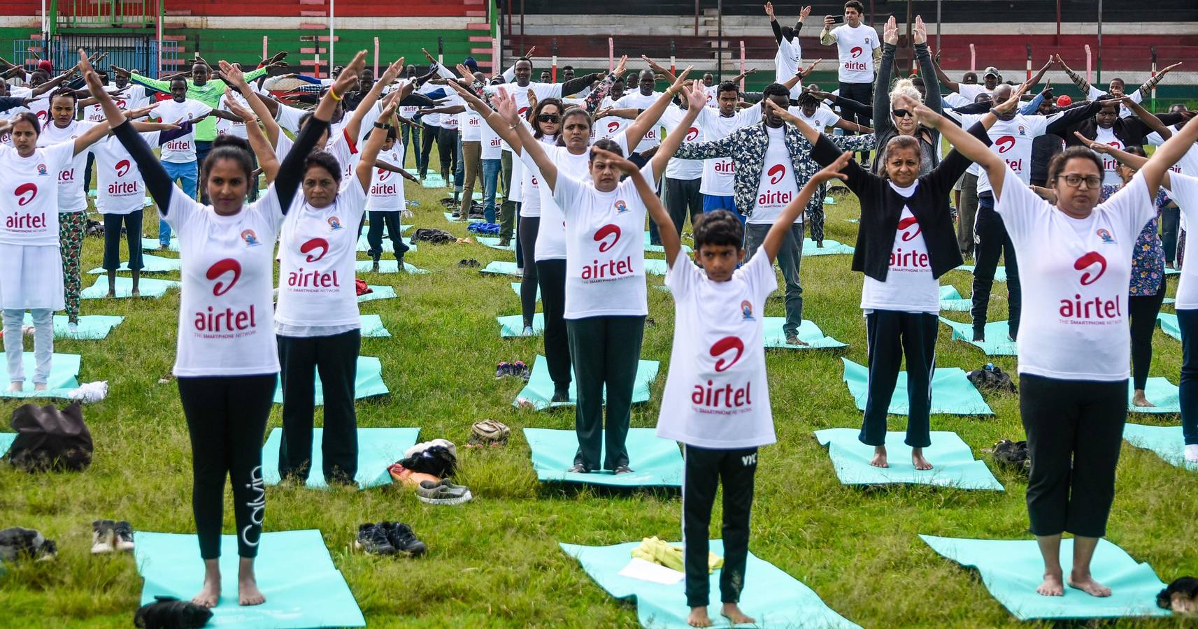 Un gran número de personas participa en la 6ª edición del Día del Yoga Los entusiastas del yoga de todo del mundo celebran este día practicando ejercicios y sesiones de respiración al aire libre para descubrir sus beneficios.